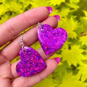 Brincos de coração de amor roxo Brincos de resina Brincos de festival brilhantes Brincos coloridos de dia dos namorados Brincos fofos de paixão roxa