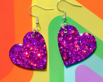 Orecchini a forma di cuore in resina viola glitterata fatti