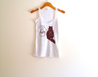Op de afbeelding: Een grijs tanktop met een bruin kat silhouet en de woorden "Go Away" in een spraakballon.