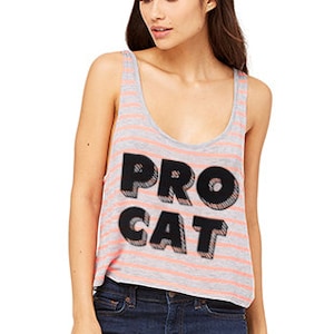 Op de afbeelding: Een grijs en roze gestreept tanktop met een zwarte grafische afbeelding met de tekst "PRO CAT" in een vetgedrukt, 3D-stijl lettertype.