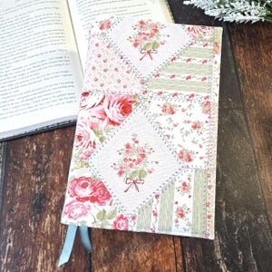 Rosa Patchwork Buchumschlag, Vintage Blumen wiederverwendbarer Schutzumschlag, Geschenk für Bücherwürmer, verstellbare Umschläge Bild 1