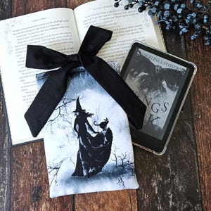 Pochette de livre Sorcière solitaire | Accessoires de livres | Cartable avec noeud | Cadeau pour lecteur | Sac gothique | Cadeau pour amoureux des livres | Pochette pour livres | Cadeau livresques