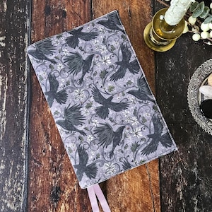 Portada del libro Thistle Crows, sobrecubierta reutilizable Purple Raven, regalo literario, tapas ajustables
