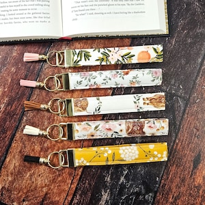Llavero con llavero / Llavero de pulsera / Llavero de tela / Llavero floral / Cordón personalizado / Regalo para ella / Llavero de pulsera / Regalo hecho a mano