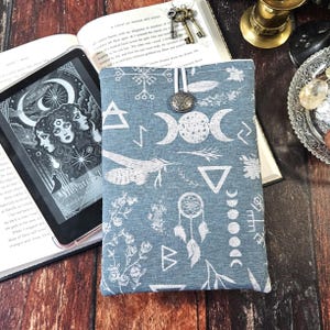 Witchy Kindle Sleeve | Book Lover Gift | Triple Moon Book Sleeve | Kindle Case | Bookish Gift | Colorsoft | Witch Vibes | Moon Phase