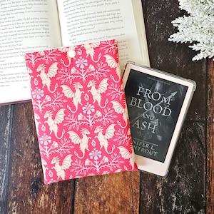 Romantasy Dragon Kindle-hoes | Boekenliefhebber | Fantasieomslag | Paperwhite Kindle-hoesje | Boekachtig cadeau | Kleurzacht | Dark Academia-hoes