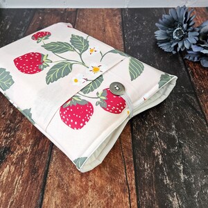 Pochette de livre aux fraises | Accessoires de livres | Protège-livre | Cadeau livresques | Cartable | Cadeau pour amoureux des livres | Pochette pour livres | Couverture de bible faite main