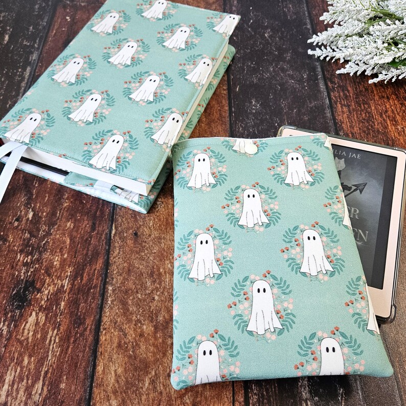 Peut inclure: Deux couvertures de livres avec un fond vert et un motif de fant&ocirc;mes blancs. Les fant&ocirc;mes sont entour&eacute;s d'une couronne de feuilles et de fleurs. Le texte sur la couverture du livre est "Julia Jae".