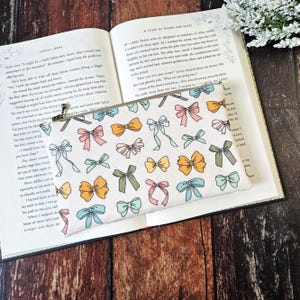 Gesteppte Kokette Bogen Reißverschluss Beutel | Federmäppchen | Girly Geschenk | Buchliebhaber | Anmerkung Kit | Journaling Geschenk | Geschenke für Sie | Handgefertigt