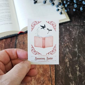 Naklejka dla czytelnika Romantasy | Prezent książkowy | Książka romantyczna fantasy | Karta tarota | Romantyczny smok | Akcesoria do książek | Książkowy smok