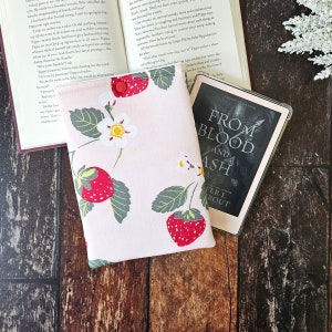 Pochette Kindle Fraise Cottage | Accessoires de livres | Pochette de livre | Étui pour Kindle | Cartable | Cadeau pour amoureux des livres | Couleur douce | Cadeau livresques