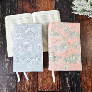 Copertina per Bibbia in tela di salvia rosa / Copertina regolabile / Regalo cristiano / Copertina per Bibbia vintage / Custodia per Bibbia / Regalo per la prima comunione / Regalo religioso