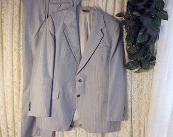 Vintage 42 44 KUPPENHEIMER WOOL SUIT 2-Piece Made in United States 100-Percent Fine Wool Formal Wedding Gray Blue Fully Lined