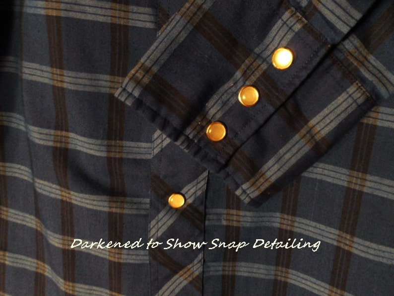 Vintage WRANGLER WESTERN SHIRT Size 17 34 Large Gently Worn 100-Percent Cotton Mother-of-Pearl Style Snaps Western Cowboy 3-Snap Cuffs