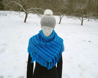 Blaues reflektierendes Dreieckstuch mit Fransen. Handgewebtes Dreieckstuch. Sofort versandfertig. Herbst Accessoire. Geschenk unter 30. Warmer und kuscheliger Schal.