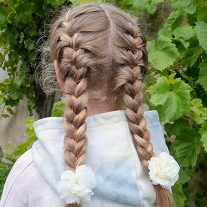 Milchweißer Pfingstrosen-Haarschmuck, Haarschmuck mit Blumen, Kleine Pfingstrosenknospe, Für kleine Prinzessin, Versandfertig, Blumenhaarband