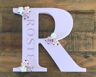 Letras de madeira com estampa floral personalizada: decoração de berçário, presente para florista