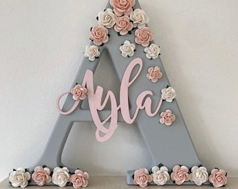 Letra personalizada para quarto de bebê - Letra de madeira floral de alta qualidade - Decoração para quarto de bebê - Presente para recém-nascido - Letra com nome - Suporte para pendurar