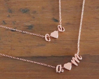 Collar personalizado con inicial en oro rosa: delicado colgante de corazón con dos iniciales. Regalo para tu novia.