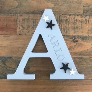 Letra personalizada para guardería de niños - Letra floral de madera - Decoración de guardería - Regalo para bebé recién nacido - Regalo de bautizo - Letra con nombre - Independiente