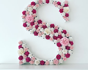 Letra de madeira floral: decoração de berçário com flores rosas