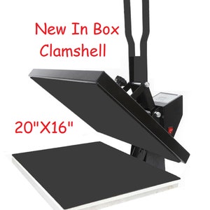 K&ouml;nnte beinhalten: Eine schwarze Hei&szlig;presse mit einer Heizplatte von 20" x 16". Die Presse ist ge&ouml;ffnet und hat einen Griff oben. Der Text "New In Box Clamshell" ist in Rot oben auf der Presse geschrieben.