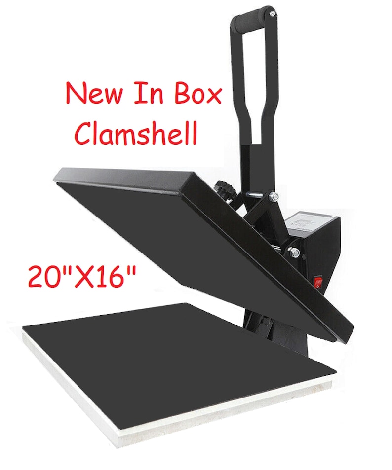 K&ouml;nnte beinhalten: Eine schwarze Hei&szlig;presse mit einer Heizplatte von 20" x 16". Die Presse ist ge&ouml;ffnet und hat einen Griff oben. Der Text "New In Box Clamshell" ist in Rot oben auf der Presse geschrieben.