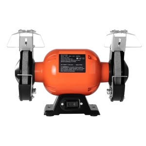 Puede incluir: Una amoladora de banco naranja con dos muelas y protectores de seguridad transparentes. La amoladora tiene una base negra con un interruptor de encendido/apagado y una etiqueta con especificaciones técnicas.