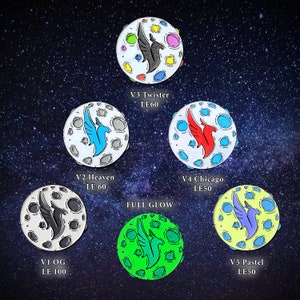 Puede incluir: Seis pines de esmalte que representan una luna con un diseño de pájaro estilizado. Cada pin tiene un esquema de color diferente y un número de edición limitada. Los pines están dispuestos en círculo con el texto "FULL GLOW" en el centro.