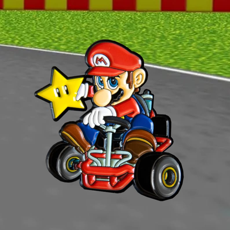 Pu&ograve; includere: Un personaggio di Mario rosso e blu che guida un kart rosso con una stella gialla. Il kart ha ruote nere e un volante nero.
