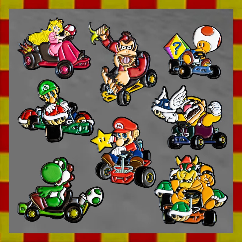 Pu&ograve; includere: Un set di dieci spille smaltate da collezione con personaggi del videogioco Super Mario Kart. Le spille sono colorate e presentano personaggi come Mario, Luigi, Peach, Toad, Donkey Kong e Bowser. Ogni spilla ha un diametro di circa 2,5 cm.