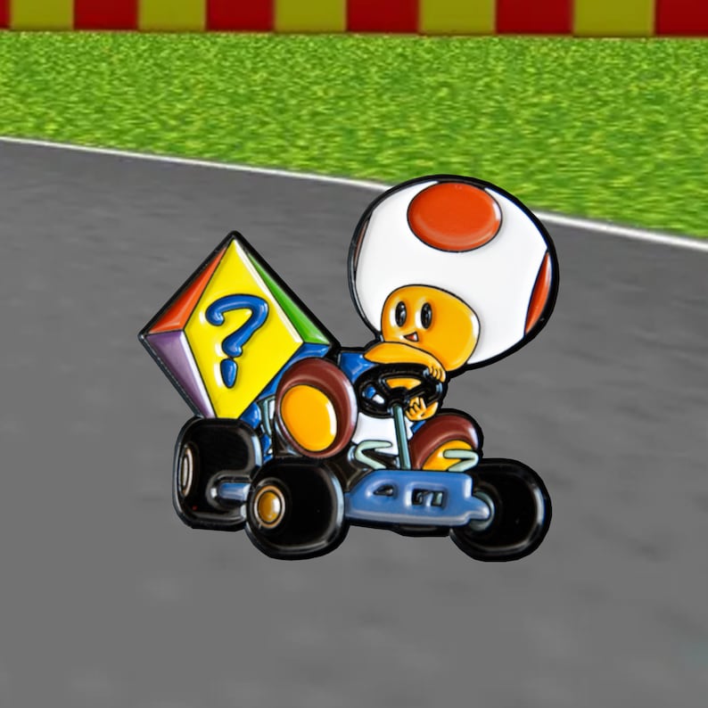 Pu&ograve; includere: Un kart blu e giallo con un blocco con un punto interrogativo sul retro. Il kart &egrave; guidato da un personaggio giallo e bianco con un fungo rosso sulla testa.
