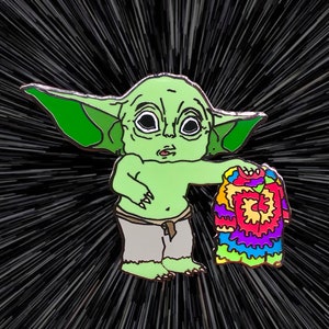 Peut inclure: Un personnage de dessin animé vert avec de grands yeux et une expression surprise tient un t-shirt tie-dye coloré. Le personnage se tient sur un fond noir et blanc.