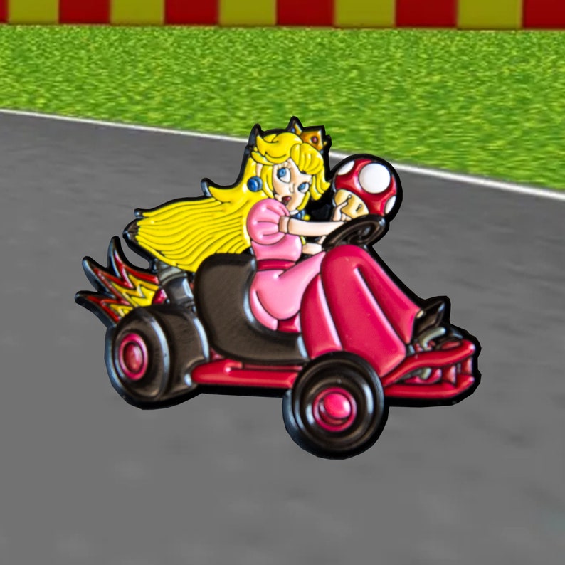 Pu&ograve; includere: Un personaggio dei cartoni animati rosa e nero che guida un kart rosso e nero con fiamme che escono dalla parte posteriore. Il personaggio ha i capelli biondi e una corona. Il kart ha un fungo nella parte anteriore.