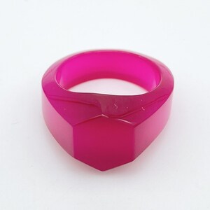 Pierścień z barwionego agatu, oprawa ze srebra próby 925