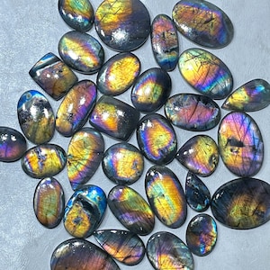 Cabochon de labradorite violette, cabochon de pierres précieuses de labradorite violette naturelle, lot de pierres en vrac de labradorite violette en forme de mélange pour la fabrication de bijoux.