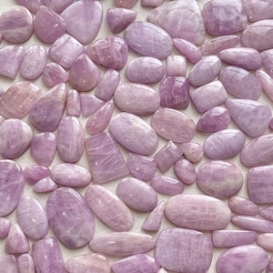 Pedra preciosa Kunzita! Lote de atacado de cabochões de Kunzita soltos - Pacote a granel Pacote de cabos de Kunzita - Para fazer joias (natural)