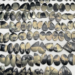Nouvelle paire de cabochons assortis en pyrite d'or Apache en poids avec différentes formes et tailles utilisées pour la fabrication de bijoux