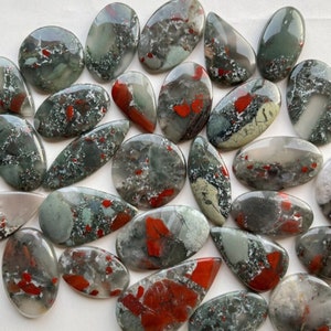 Novo lote de atacado de cabochão de jaspe vermelho com bolinhas por peso com diferentes formas e tamanhos usados para fazer joias (natural)