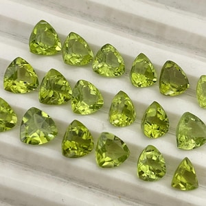7MM Peridot Trillion faceted Pack of 1 PC - Natural Peridot Trillion Cut - Peridot loose Stones . Peridot faceted cabs
