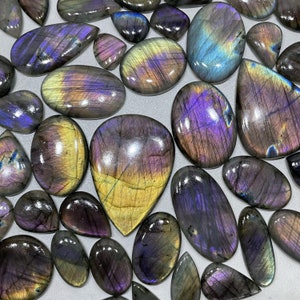 Lotto all'ingrosso di cabochon di labradorite viola naturale multi, labradorite viola in base al peso con diverse forme (naturale)