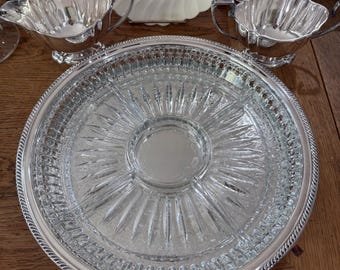 Vassoio da galleria in argento placcato con inserto in cristallo al piombo. Kent Silver Co.