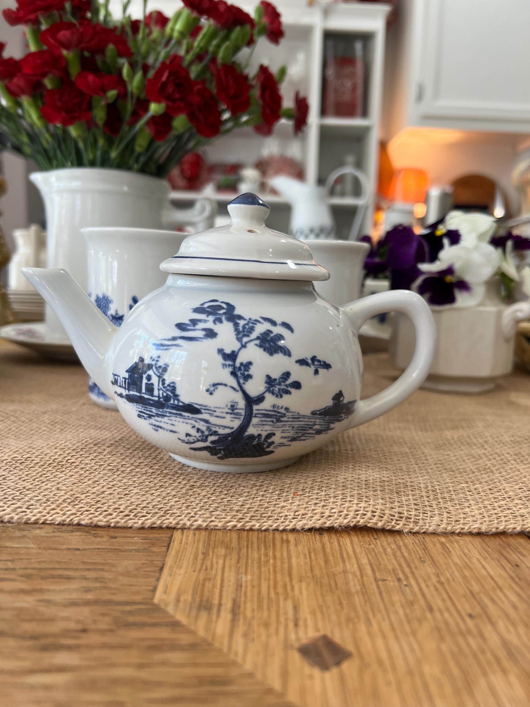 Blue and White Vintage Williamsburg Tea Pot. Shields Tavern. - Etsy