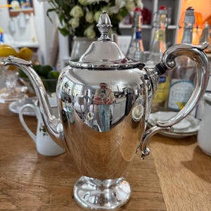 Cafetera Wallace 9655 antigua, bañada en plata.