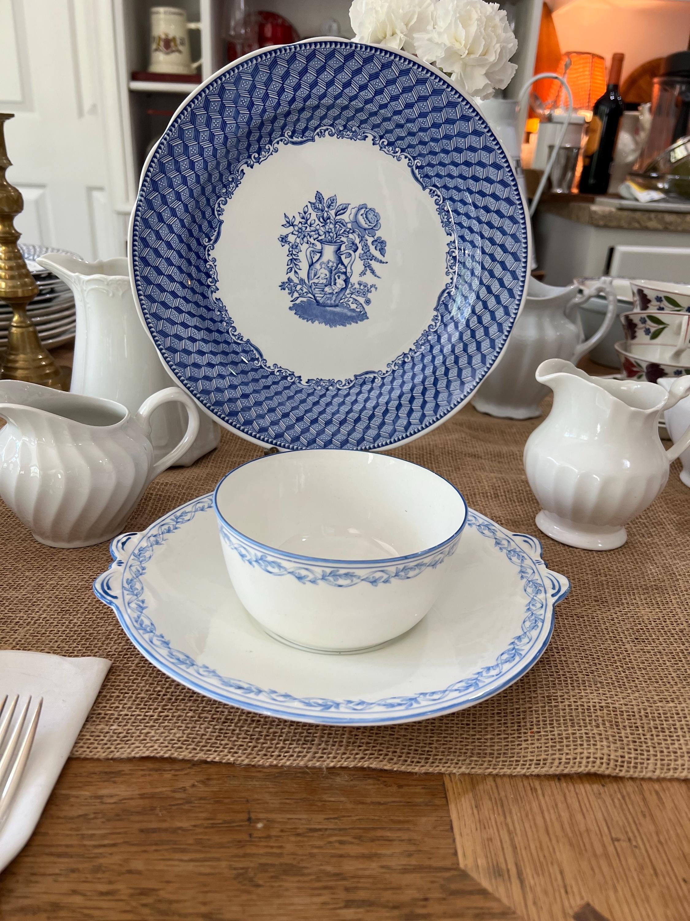 青と白のファイン ボーン チャイナのボウルとアンダープレート