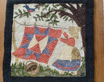 Primitief handgehaakt vloerkleed van Jean Tynan.  Afmetingen: 24 x 24 inch.