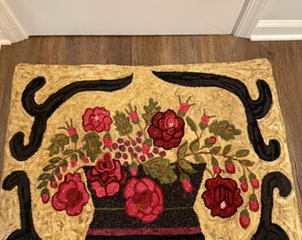 Alfombra tejida a mano por Jean Tynan. Cesta de rosas.