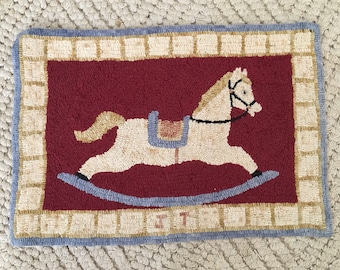 Alfombra de caballito balancín tejida a mano, decoración para habitación infantil (24" x 17")