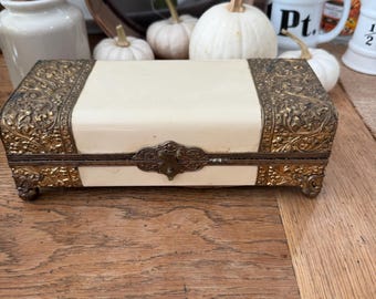 Vintage Vanity Box filled with 16 pieces.