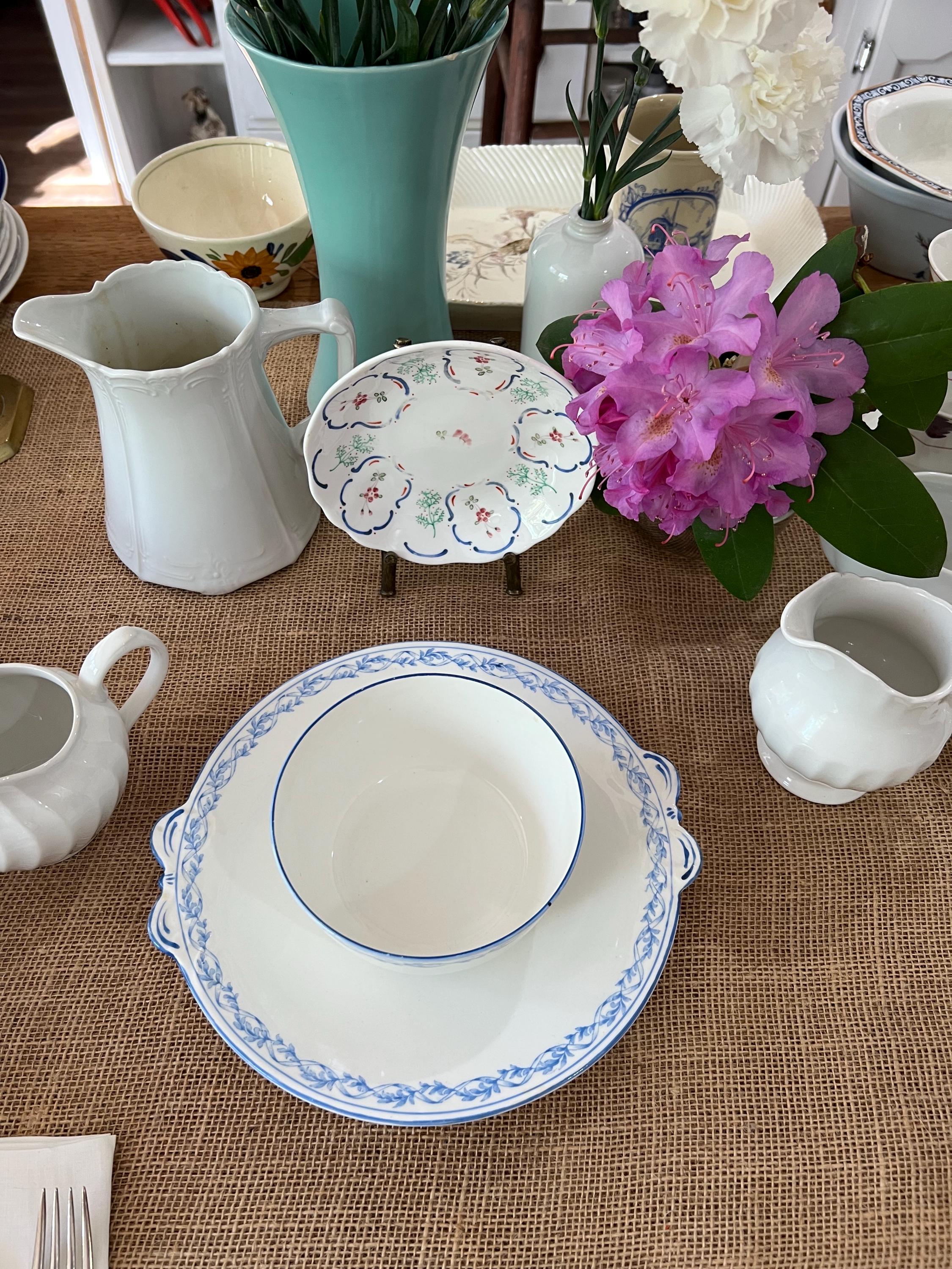 青と白のファイン ボーン チャイナのボウルとアンダープレート